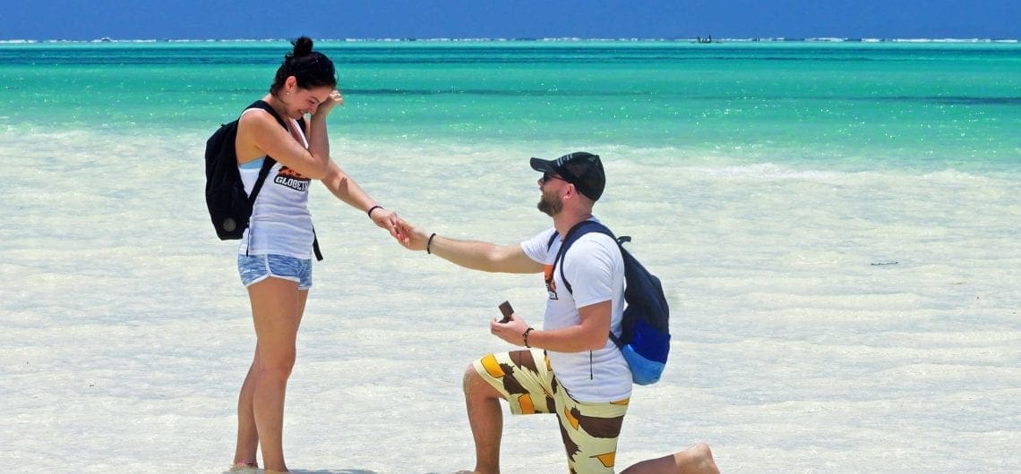 Romantična večera na plaži uz svijeće na Zanzibaru