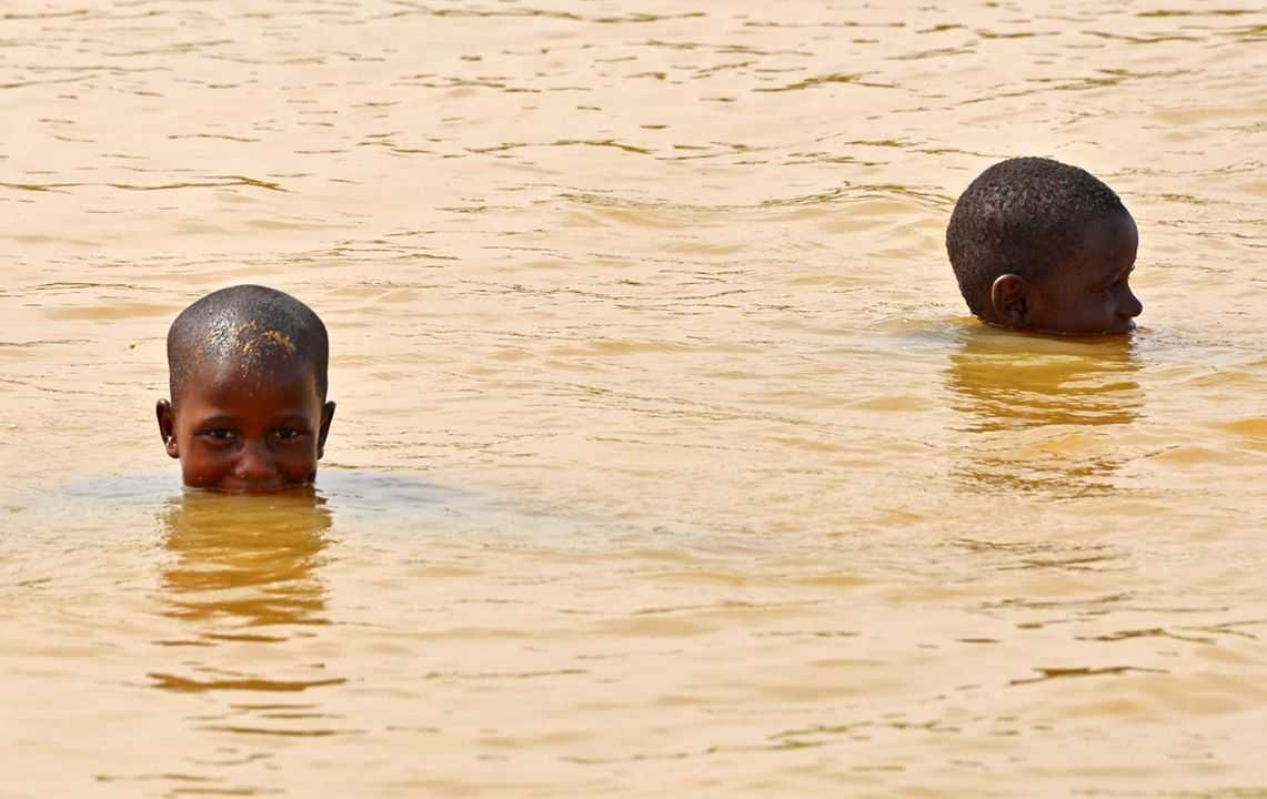 Vodič s putovanja - Bazoule — Burkina Faso: Foto priča Bezbrižno kupanje među krokodilima