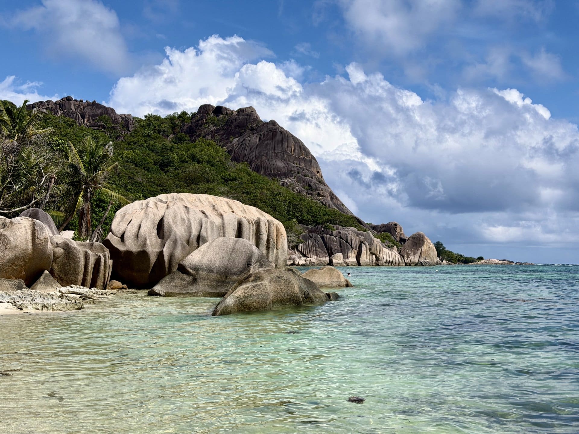 Sejšeli čuvena plaža Anse Source d'Argent s granitnim stijenama i tirkiznim morem na otoku La Digue
